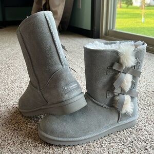 Koolaburra by UGG Victoria Short in Gray sz 8